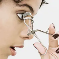 Kesalahan dalam melentikkan bulu mata dapat berakibat membuat bulu mata rusak