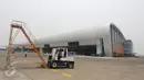 Teknisi melakukan maintenance pesawat di Hanggar 4 GMF Aero Asia di area Bandara Soekarno-Hatta, Tangerang, Senin (28/9). Hanggar ini menjadi hanggar perawatan pesawat berbadan kecil terbesar di dunia. (Liputan6.com/Angga Yuniar)