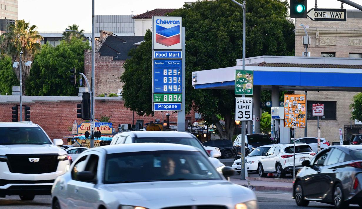 Sementara, harga minyak mentah West Texas Intermediate (WTI) Amerika Serikat untuk pengiriman Juni naik sekitar 2 persen menjadi USD 96,37 per barel. Tampak dalam foto, harga bensin yang melebihi 8 delapan dolar AS per galon terlihat tertera di sebuah SPBU Chevron di Los Angeles, California, pada 28 April 2026. (Frederic J. BROWN/AFP)