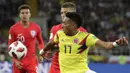 Gelandang Kolombia, Juan Cuadrado, berusaha melewati bek Inggris, Kieran Tripper, pada babak 16 besar Piala Dunia di Stadion Spartak, Moskow, Selasa (3/7/2018). Inggris menang 1-1 (4-3) atas Kolombia. (AP/Ricardo Mazalan)