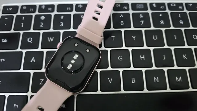 Bodi belakang Huawei Watch Fit3, dua pin di atas sensor pendeteksi adalah pin untuk pengisian daya