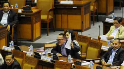 Politisi Partai Demokrat, Ruhut Sitompul melakukan interupsi saat rapat paripurna di DPR, Jakarta, Selasa (18/11/2014). (Liputan6.com/Andrian M Tunay)