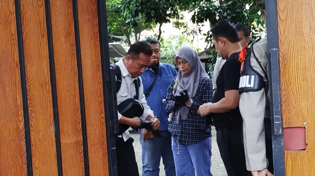 Keluarga Brigadir RAT mendatangi lokasi bunuh diri anaknya di rumah kawasan Mampang, Jakarta Selatan. (Liputan6.com/Ady Anugrahadi)