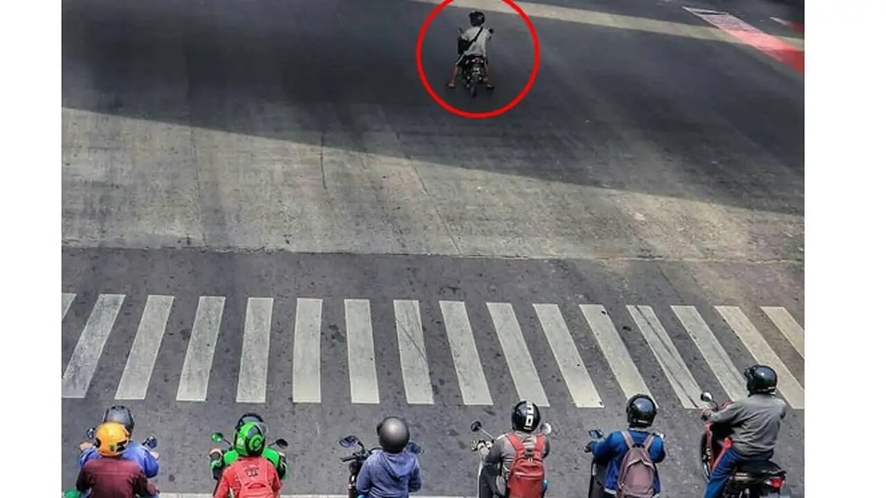 6 Kelakuan Pengendara di Marka Lampu Merah Ini Nyeleneh