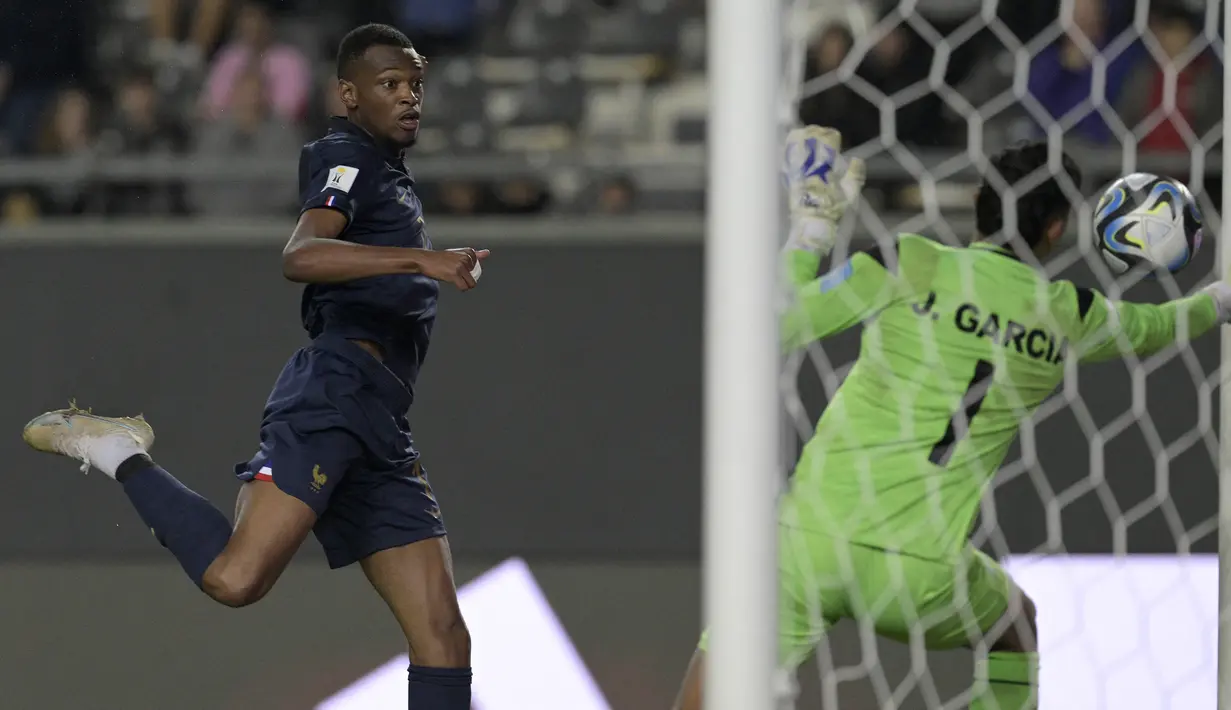 Striker Timnas Prancis U-20, Sekou Lega gagal mencetak gol ke gawang Honduras setelah sundulannya hanya membentur tiang gawang pada laga terakhir Grup F Piala Dunia U-20 2023 di Unico Diego Armando Maradona Stadium, La Plata, Argentina, Senin (29/5/2023) dini hari WIB. (AFP/Juan Mabromata)