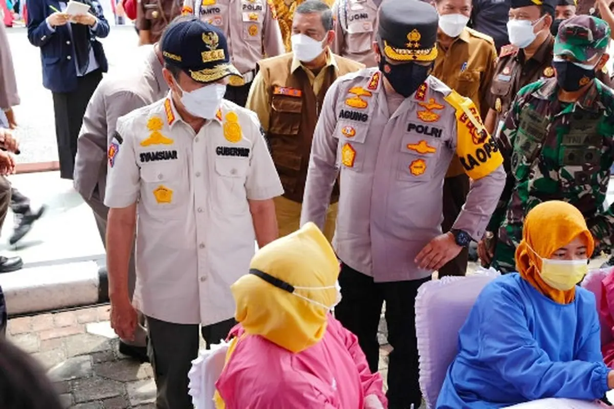 Kapolda Riau Irjen Agung Setya Imam Effendi memantau pemberian vaksin Covid-19 di masjid An Nur Pekanbaru.