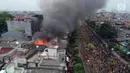 Foto udara kebakaran yang melanda permukiman padat penduduk di kawasan Tanah Tinggi, Johar Baru, Jakarta, Selasa (26/6). Kebakaran terjadi di rumah tinggal padat hunian di Jalan Tanah Tinggi 1 Johar Baru, Jakarta Pusat. (Liputan6.com/Arya Manggala)