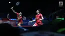 Ganda putra Indonesia, Fajar Alfian/M Rian Ardianto mengembalikan kok ke arah Liu Cheng/Zhang Nan (China) pada 8 besar Indonesia Open 2018, Istora GBK, Jakarta, Jumat (5/7). Fajar/Rian unggul 21-18, 18-21, 25-23. (Liputan6.com/Helmi Fithriansyah)