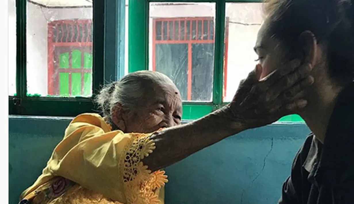 Artis peran Alexandra Gottardo akhirnya bisa ketemu dengan Opung Saulina Boru. Seorang nenek berusia 92 tahun, yang dihukum satu bulan 14 hari lantaran menebang pohon. (Instagram/got_alex)