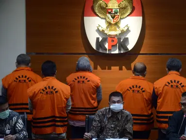 Wakil Ketua KPK Nawawi Pomolango (tengah) mengumumkan hasil OTT terhadap Bupati Kutai Timur Ismunandar di Gedung KPK, Jakarta, Jumat (3/7/2020). KPK menahan tujuh tersangka dugaan suap pekerjaan infrastruktur di lingkungan Pemerintah Kabupaten Kutai Timur tahun 2019-2020. (merdeka.com/Imam Buhori)
