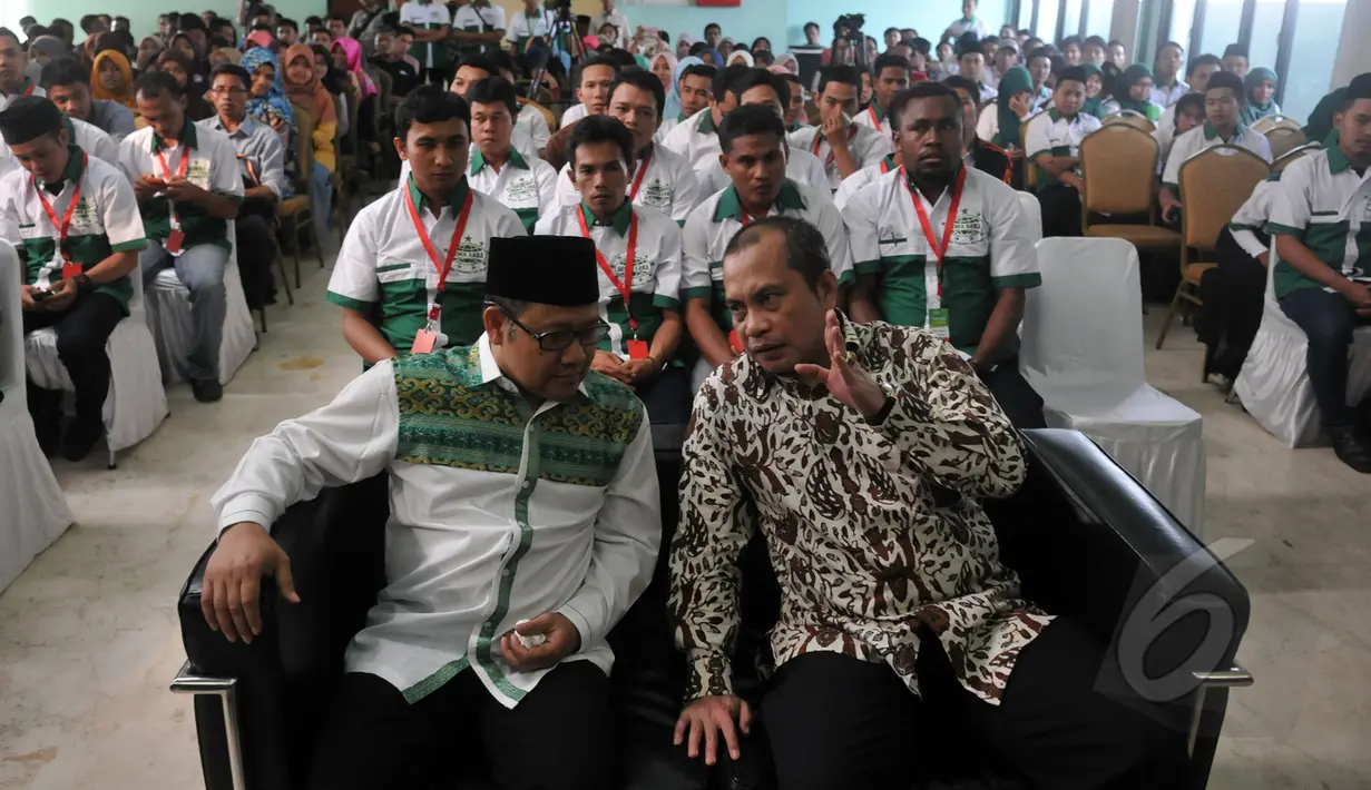 Ketua Umum DPP PKB Muhaimin Iskandar bersama Ketua Dewan Pembina Gemasaba Marwan Jafar saat menghadiri pelantikan Dewan Pimpinan Nasional Gerakan Mahasiswa Satu Bangsa (Gemasaba) di Kantor DPP PKB, Jakarta, Jumat (8/5/2015). (Liputan6.com/Johan Tallo)