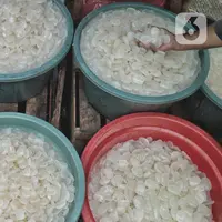 Pedagang menjajakan buah kolang-kaling di kawasan Pasar Induk kramat Jati, Jakarta Timur, Kamis (14/4/2022). Pedagang mengatakan penjualan kolang kaling di masa pandemi kali ini meningkat hingga 50 persen dibandingkan pada bulan Ramadan tahun lalu. (merdeka.com/Iqbal S Nugroho)