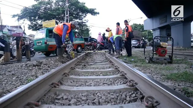 VIDEO: Jelang Mudik, Rel Kereta Badung Masih Rusak