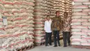 Presiden Jokowi bersama Menteri BUMN Rini Soemarno dan Dirut Bulog Djarot Kusumayakti meninjau stok beras di Gudang Bulog, Jakarta, Jumat (2/10). Jokowi melepas secara simbolis 1.034 ton beras untuk 5 kota besar di Indonesia. (Liputan6.com/Faizal Fanani)