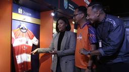 COO Madura United, Annisa Zhafarina, bersama perwakilan Shopee dan EMTEK melihat jersey usai konferensi pers launching official merchandise 5 klub di Holywings, Jakarta, Selasa (23/7). Shoppe hadirkan official merchandise dari 5 klub Liga 1.