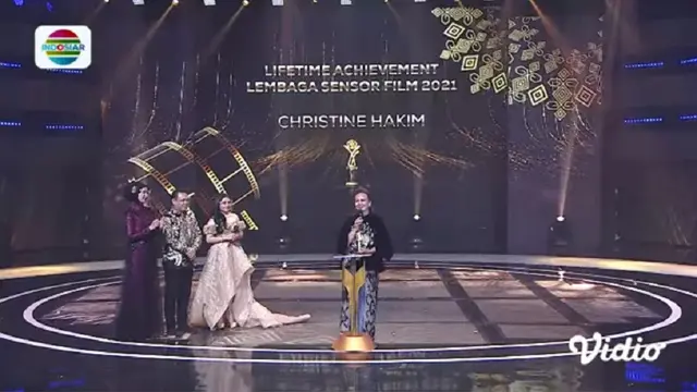 Christine Hakim raih Lifetime Achievement dalam Anugerah Lembaga Sensor Film 2021 (Foto: Tangkapan Layar Vidio)
