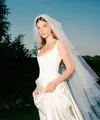Kepada Vogue Weddings, Barbara mengatakan bahwa ia menginginkan sesuatu yang timeless dan klasik untuk upacara tersebut. [Instagram/owengould/bumbleandbumble].