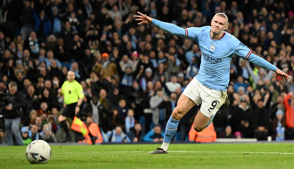<p>Pemain Manchester City, Erling Haaland melakukan selebrasi setelah mencetak gol ke gawang Burnley pada laga perempat final FA Cup 2022/2023 di Etihad Stadium, Manchester, 18 Maret 2023. The Cityzens diketahui mengontrak Haaland sampai tahun 2027. Bomber asal Norwegia tersebut saat ini mendapatkan gaji sebesar 402.250 pounds per pekan. (AFP/Oli Scarff)</p>