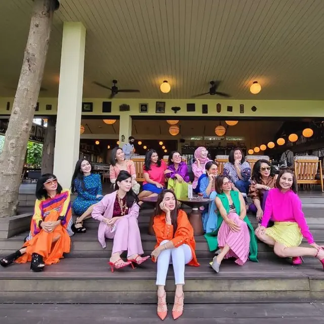 6 Momen Mayangsari Kumpul Bareng Geng Kepompong Arisan, Curi Perhatian