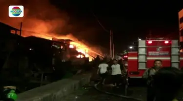 Belasan rumah semi permanen di Gambir ludes terbakar.  Si jago merah juga melalap habis dua rumah dan satu toko gas di Duren Sawit. 