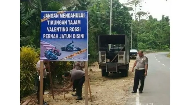 6 Spanduk Imbauan Keselamatan Ini Kocak, Bikin Ketawa