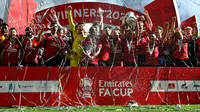 Momen skuad MU mengangkat trofi Piala FA usai mengalahkan Man City. (JUSTIN TALLIS / AFP)