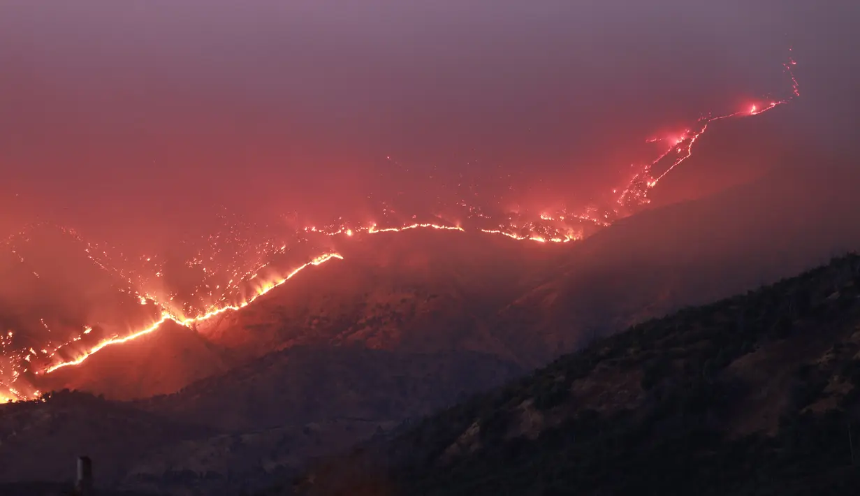 Pihak berwenang Cal Fire telah mengeluarkan perintah untuk evakuasi. (David SWANSON/AFP)