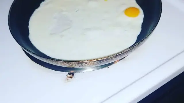 Potret Telur Ceplok Unik Ala Warganet. (Sumber: Boredpanda)