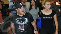Legenda sepak bola Argentina itu tiba didampingi dua wanita cantik. Kabarnya, wanita tersebut adalah pasangan baru Maradona.(Liputan6.com/Helmi Fithriansyah)