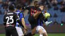 <p>Pemain AC Milan, Pierre Kalulu mengontrol bola saat laga Piala Super Italia 2022/2023 melawan Inter Milan yang berlangsung di Stadion Internasional King Fahd, Riyadh, Arab Saudi, pada Kamis (19/1/2023) dini hari WIB. (AFP/Giuseppe Cacace)</p>