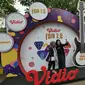 Pengunjung berfoto di booth Vidio Fair 2.0 yang digelar di Mall Gandaria City, Jakarta, Sabtu (3/11). Acara Vidio Fair 2.0 diramaikan dengan berbagai macam kegiatan yang dapat dinikmati oleh pengunjung yang hadir. (Liputan6.com/Herman Zakharia)