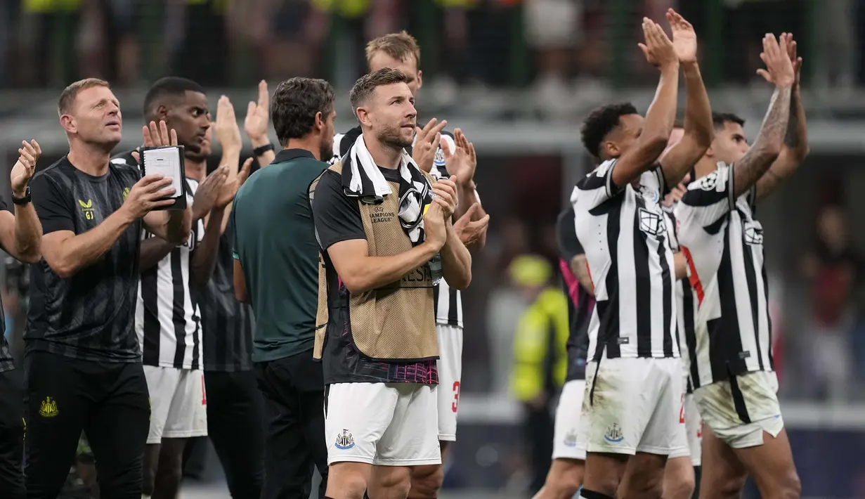 Para pemain Newcastle United memberi aplaus kepada para penonton setelah berakhirnya laga matchday pertama Grup F Liga Champions 2023/2024 menghadapi AC Milan di San Siro Stadium, Milan, Rabu (20/9/2023) dini hari WIB. (AP Photo/Antonio Calanni)
