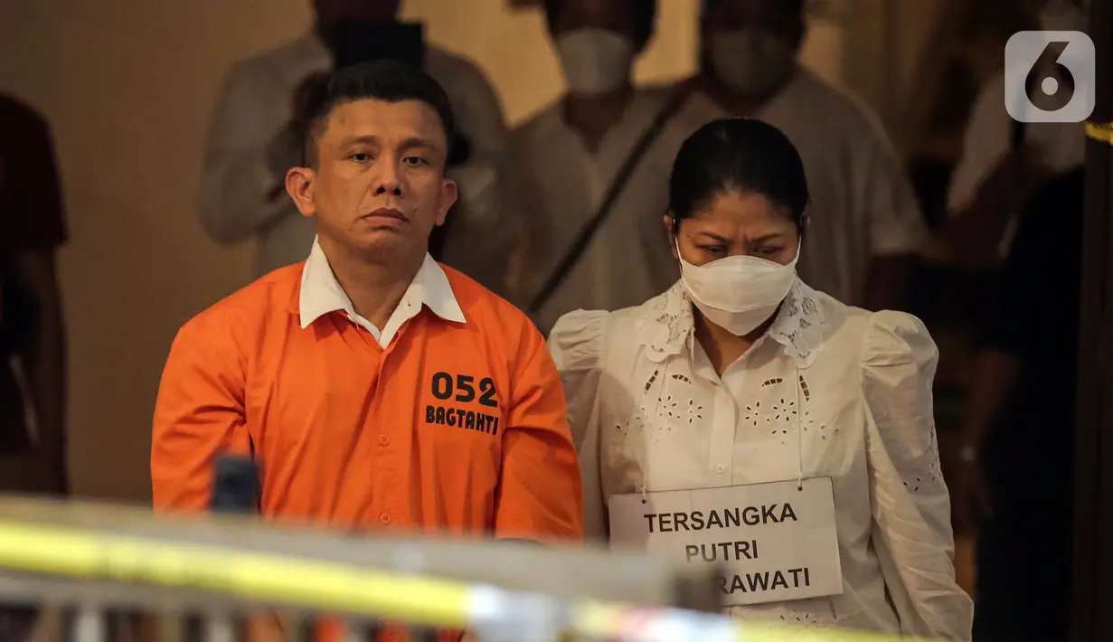 Irjen Ferdy Sambo bersama istrinya, Putri Candrawathi, saat rekonstruksi pembunuhan berencana terhadap Nofriansyah Yosua Hutabarat atau Brigadir J di rumah dinas Duren Tiga, Jakarta, Selasa (30/8/2022). Polri menyatakan, rekonstruksi kasus pembunuhan berencana Brigadir J digelar di tiga tempat. (Liputan6.com/Faizal Fanani)