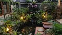 Ide Taman Rumah dengan Kolam Ikan untuk Healing. (Foto: Gemini AI)
