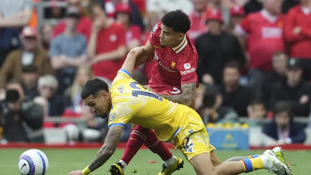 Luis Diaz berebut bola dengan Daniel Munoz di laga Liverpool vs Crystal Palace di Anfield, Minggu (25/05/2025). (AP/Jon Super)