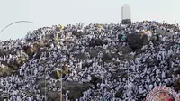 Jamaah haji menaiki bukit pengampunan di Padang Arafah di dekat Kota Mekah, Arab Saudi, (REUTERS/Amr Abdallah Dalsh)