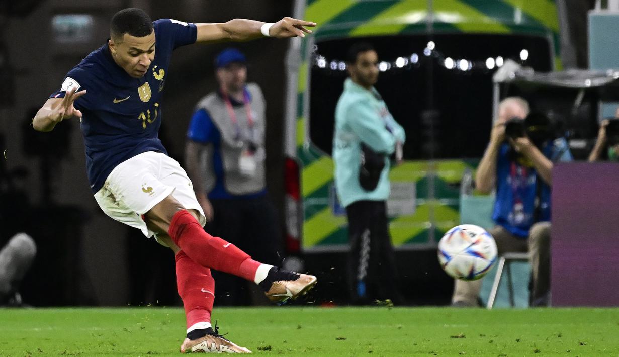 Penyerang Timnas Prancis, Kylian Mbappe, mencetak mencetak dua gol saat Prancis menghantam Polandia 3-1 pada 16 besar Piala Dunia 2022 di Al Thumama Stadium, Doha, Minggu (12/4/2022). (AFP/Javier Soriano)