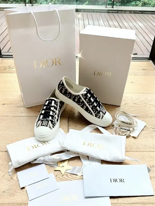 Sandra juga mendapatkan sepatu kets dari Dior, melihat situs Dior sepatu yang memiliki lambang Dior ini seharga Rp17 jutaan. [@sandradewi88]