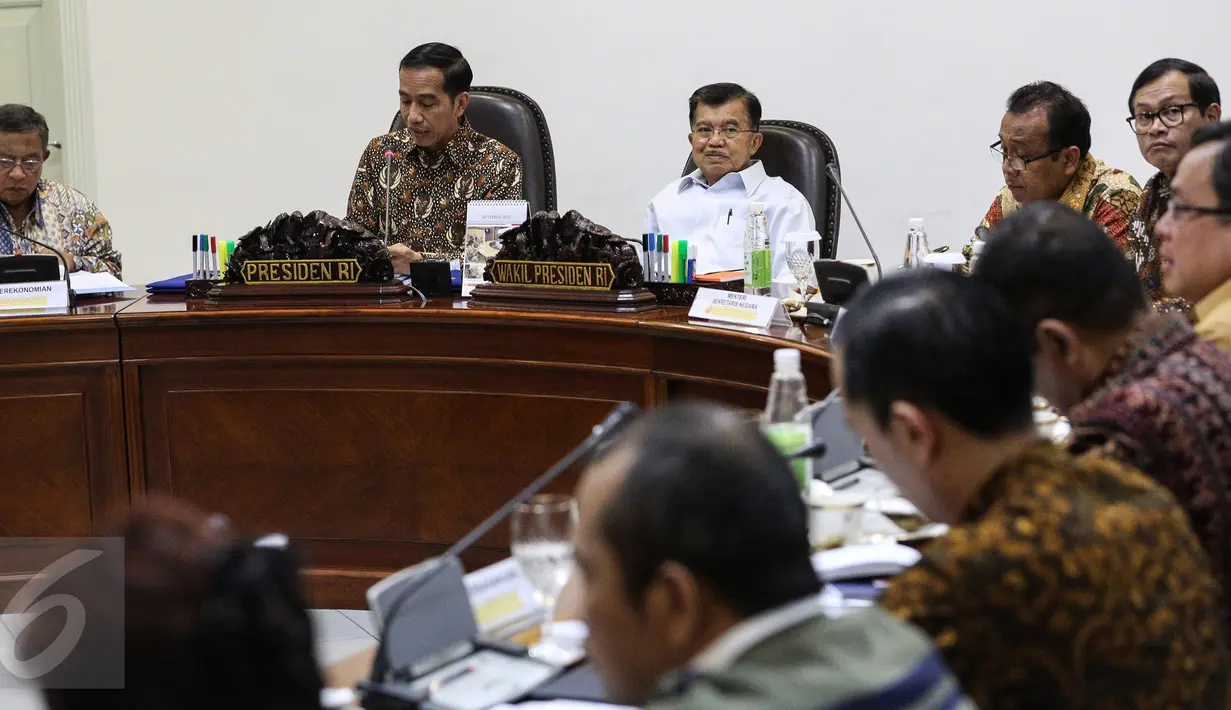 Presiden Jokowi didampingi Wapres Jusuf Kalla memimpin Rapat Terbatas bersama Menteri Kabinet Kerja membahas Foreign Direct Investment dan Kemudahan berusaha di Indonesia di Kantor Kepresidenan, Jakarta, Rabu (16/9/2015). (Liputan6.com/Faizal Fanani)
