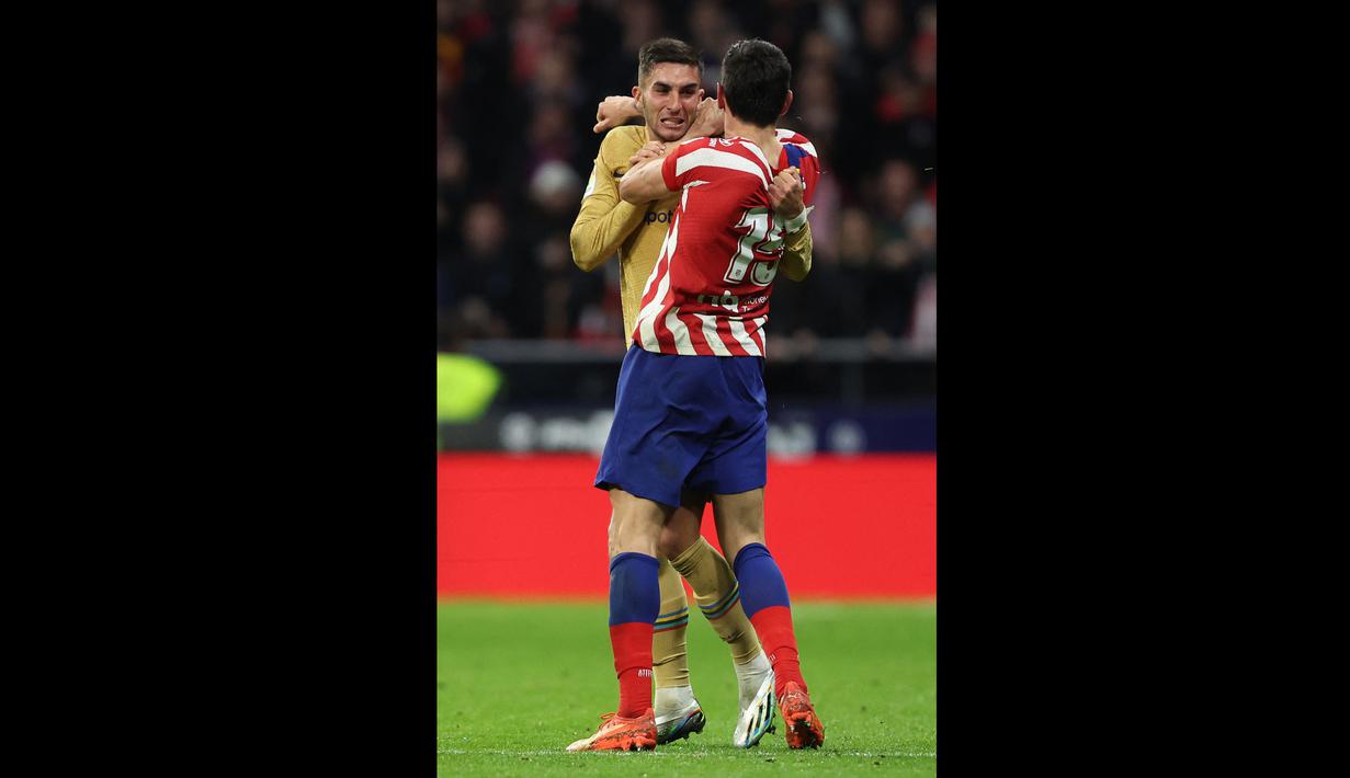 Kejadian tersebut membuat wasit harus mengganjar Torres dan Savic dengan kartu merah. Keduanya pun diusir dari lapangan pertandingan. (AFP/Thomas Coex)