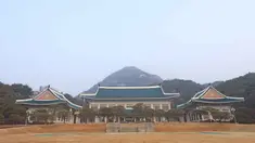 Pemandangan umum Cheong Wa Dae, juga dikenal sebagai Gedung Biru, terlihat di Seoul, Korea Selatan, Senin, 29 Desember 2025. Cheong Wa Dae, atau dikenal sebagai Blue House merupakan simbol kekuasaan eksekutif di Korea Selatan yang berlokasi di distrik Jongno, Seoul. (Kim Do-hun/Yonhap via AP)