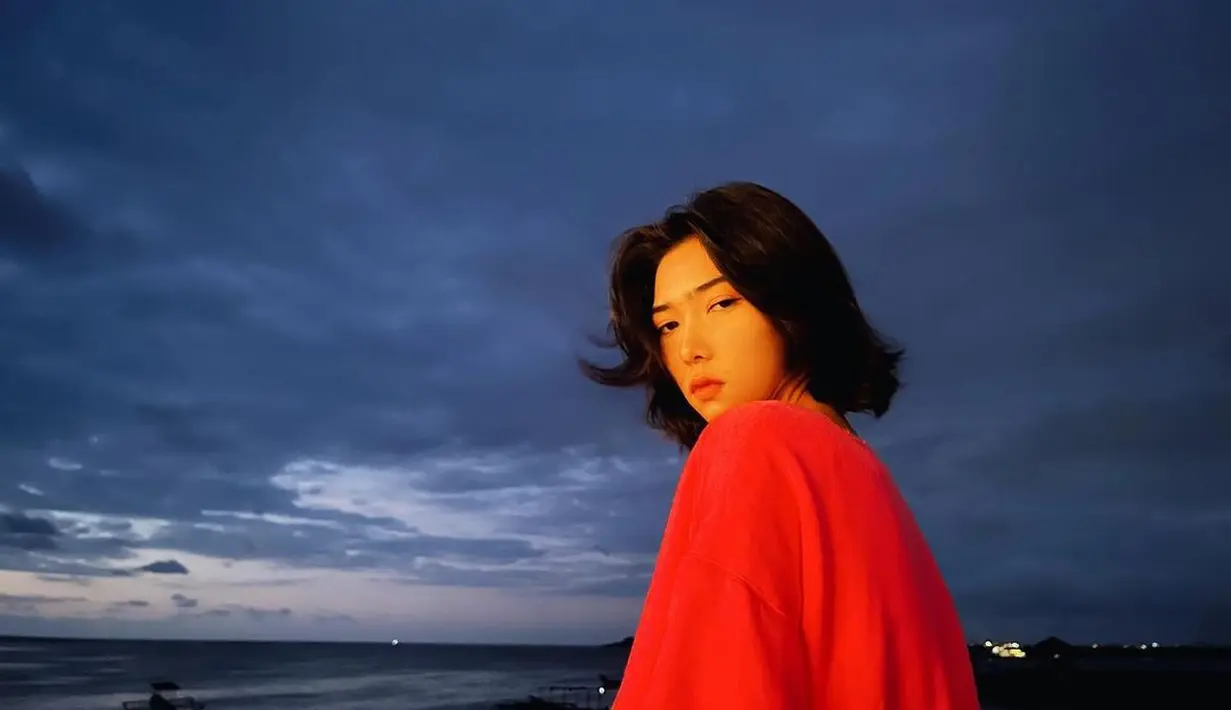 Isyana juga terlihat effortless dalam menata rambutnya. (Foto: Instagram/ @isyanasarasvati)