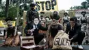 Aktivis Greenpeace Indonesia bersama beberapa pemuda Papua menggelar aksi teatrikal saat berunjuk rasa di depan Kantor Kementerian Koordinator bidang Perekonomian, Jakarta, Kamis (18/12/2025). Aktivis Greenpeace Indonesia bersama beberapa pemuda Papua menggelar aksi damai di depan Kantor Kementerian Koordinator bidang Perekonomian, Jakarta. (Yasuyoshi Chiba/AFP)