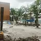 Proyek pembangunan lapangan tenis dari APBD Provinsi Riau di komplek perkantoran Kejati Riau. (Liputan6.com/M Syukur)