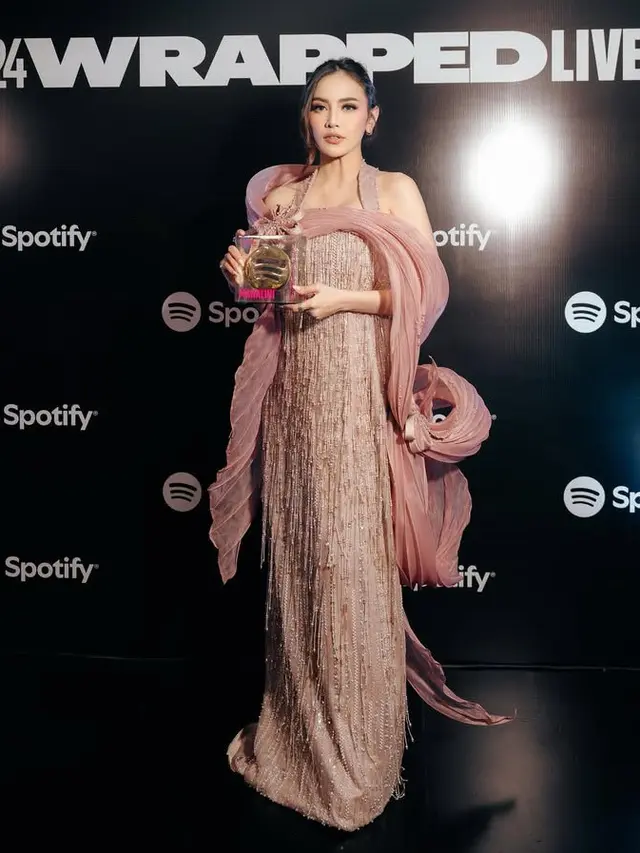 Tampilan Menawan Para Musisi Wanita Hadiri Acara Spotify.