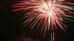 Suasana pesta kembang api saat menyambut Tahun Baru Imlek 2567 di kawasan Pasar Gede, Solo, Senin (8/2). Pesta kembang api menjadi puncak dari perayaan Imlek di Solo yang berlangsung selama 30 menit. (Foto; Boy Harjanto)
