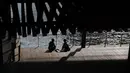Pasangan berbincang saat menikmati musim semi yang hangat di tepi air di Manhattan di New York City (8/4). Sebagian besar Pantai Timur mengharapkan suhu hangat terus sepanjang minggu. (Spencer Platt/Getty Images/AFP)
