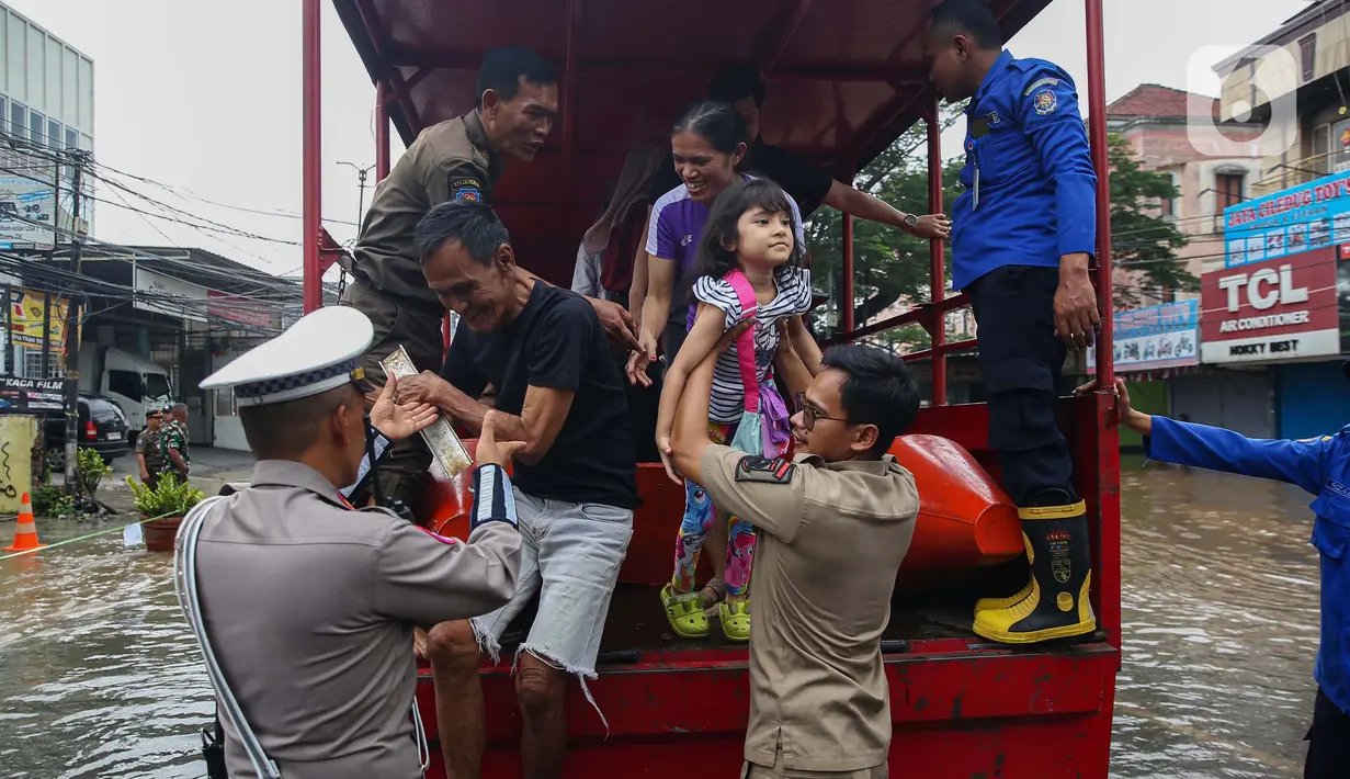 Akses jalan utama KH. Hasyim Ashari ditutup untuk sementara. (Liputan6.com/Angga Yuniar)