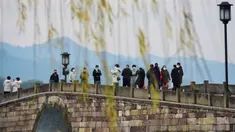 Orang-orang mengunjungi kawasan Danau Barat yang indah di Hangzhou, Provinsi Zhejiang, China timur (19/2/2020). Taman-taman dan objek wisata yang tergabung dalam kawasan Danau Barat telah dibuka kembali secara teratur pada Rabu (19/2). (Xinhua/Zheng Mengyu)