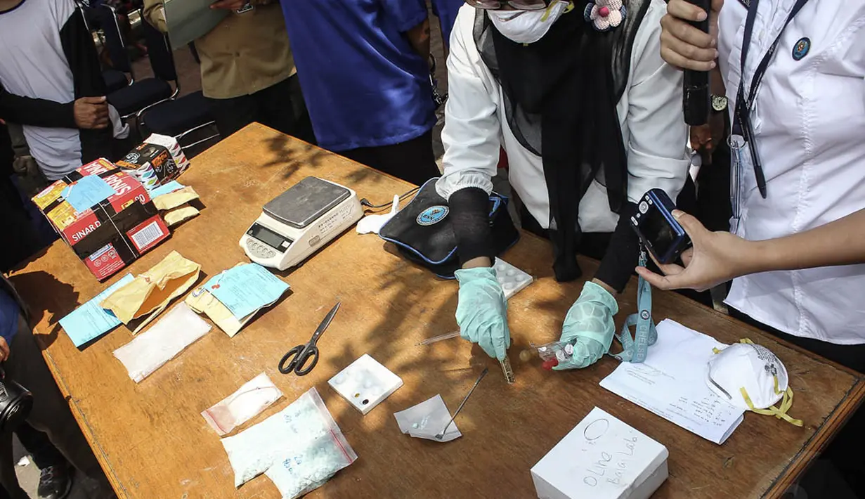 Badan Narkotika Nasional (BNN) memusnahkan 1.292 pil ekstasi dan 6 kg sabu di Jakarta, Senin (3/11/2014). (Liputan6.com/Faizal Fanani)
